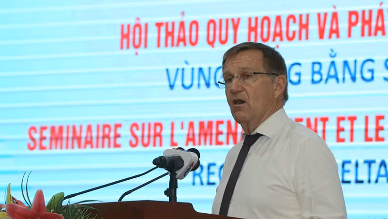 Ông Herve Conan, Giám đốc Cơ quan phát triển Pháp (AFD) tại Việt Nam chia sẻ tại Hội thảo. Ông Herve Conan, Giám đốc Cơ quan phát triển Pháp (AFD) tại Việt Nam chia sẻ tại Hội thảo.