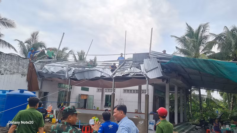 Hiện trạng một căn nhà bị tốc mái do dông lốc.
