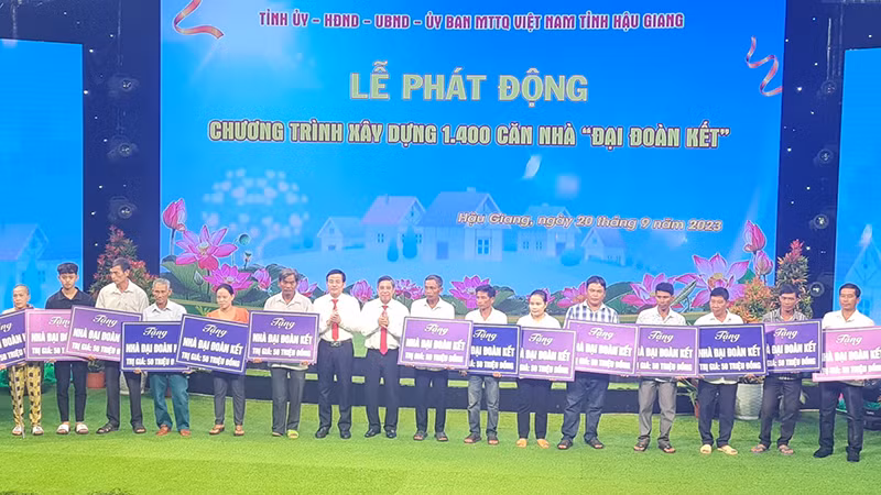 Lãnh đạo tỉnh tặng nhà "Đại đoàn kết" cho các hộ dân.