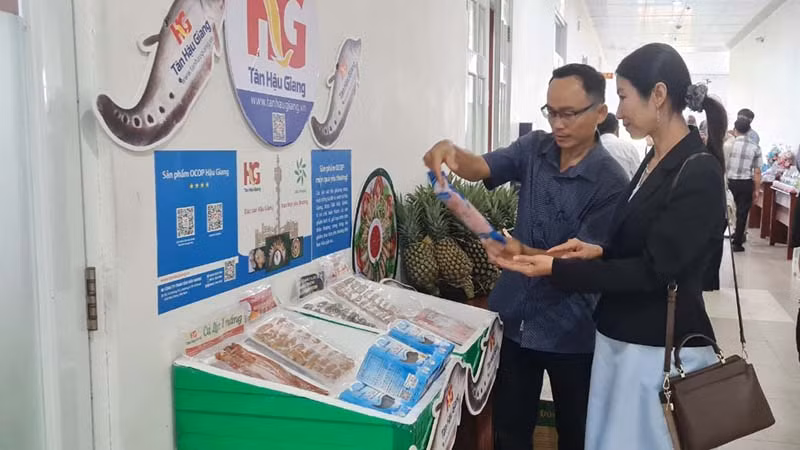 Nhiều sản phẩm OCOP được trưng bày bên ngoài hội nghị. Nhiều sản phẩm OCOP được trưng bày bên ngoài hội nghị.