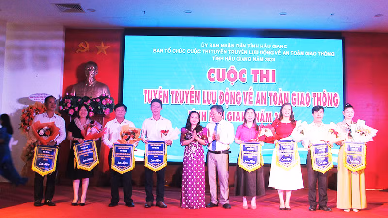 Tặng cờ lưu niệm và hoa cho các đội tham gia.
