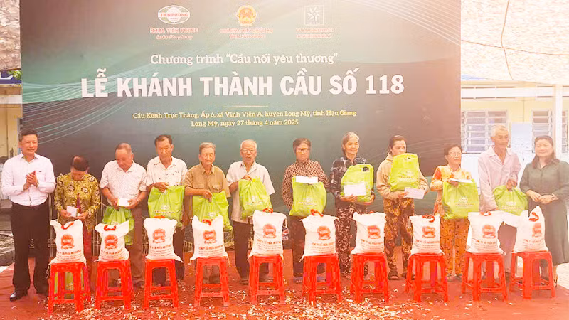 Tặng quà cho các gia đình có hoàn cảnh khó khăn, gia đình chính sách. Tặng quà cho các gia đình có hoàn cảnh khó khăn, gia đình chính sách.