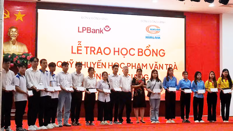 Tặng học bổng cho các sinh viên.