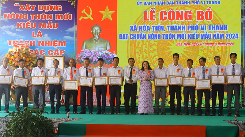 Tặng bằng khen cho các cá nhân. Tặng bằng khen cho các cá nhân.