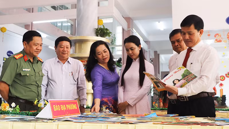 Phó Bí thư Thường trực Tỉnh ủy, Chủ tịch HĐND tỉnh Hậu Giang, Trần Văn Huyến (bìa trái) tham quan khu trưng bày các ấn phẩm xuân Phó Bí thư Thường trực Tỉnh ủy, Chủ tịch HĐND tỉnh Hậu Giang, Trần Văn Huyến (bìa trái) tham quan khu trưng bày các ấn phẩm xuân