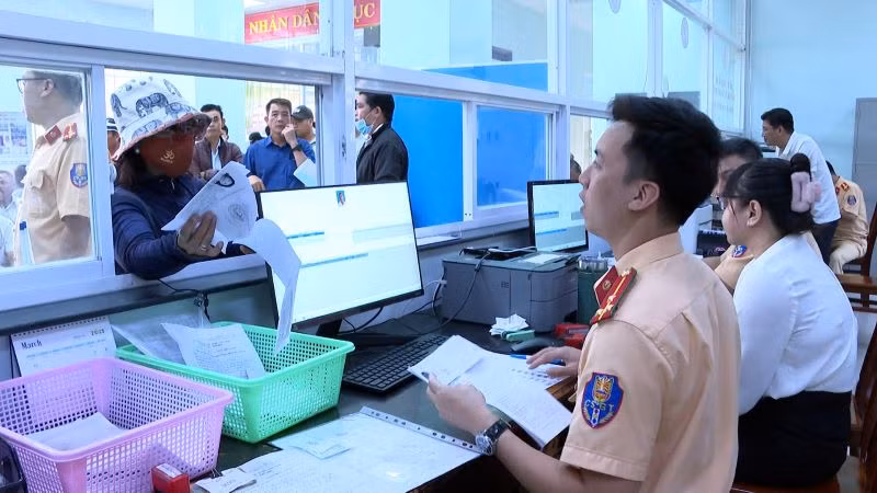 Mặc dù người dân đến đông, nhưng công tác thực hiện các thủ tục cấp đổi giấy phép lái xe diễn ra rất thuận lợi. 