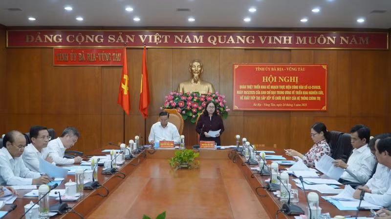 Toàn cảnh Hội nghị quán triệt triển khai kế hoạch thực hiện Công văn số 43-CV/BCĐ ngày 20/3 của Ban Chỉ đạo Trung ương về triển khai nghiên cứu đề xuất tiếp tục sắp xếp bộ máy của hệ thống chính trị.
