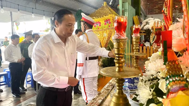 Đồng chí Nguyễn Văn Thọ, Chủ tịch Ủy ban nhân dân tỉnh thắp hương, chia buồn cùng gia đình đồng chí Nguyễn Ngọc Minh Nhật. Đồng chí Nguyễn Văn Thọ, Chủ tịch Ủy ban nhân dân tỉnh thắp hương, chia buồn cùng gia đình đồng chí Nguyễn Ngọc Minh Nhật.