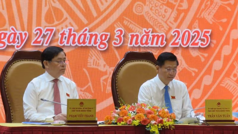 Đồng chí Phạm Viết Thanh, Bí thư Tỉnh ủy, Chủ tịch Hội đồng nhân dân tỉnh chủ trì hội nghị. Đồng chí Phạm Viết Thanh, Bí thư Tỉnh ủy, Chủ tịch Hội đồng nhân dân tỉnh chủ trì hội nghị.