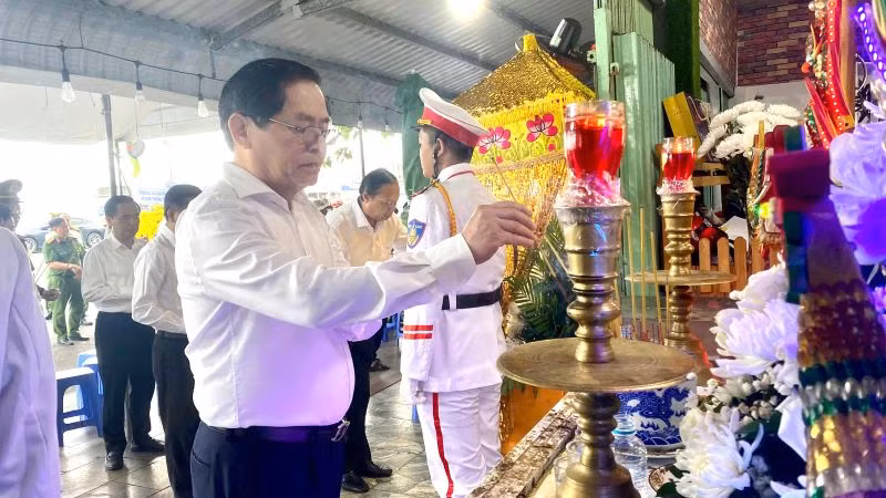 Đồng chí Phạm Viết Thanh, Bí thư Tỉnh ủy thắp hương, chia buồn cùng gia đình đồng chí Nguyễn Ngọc Minh Nhật. Đồng chí Phạm Viết Thanh, Bí thư Tỉnh ủy thắp hương, chia buồn cùng gia đình đồng chí Nguyễn Ngọc Minh Nhật.