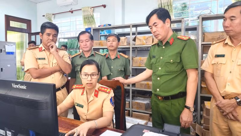 Thượng tá Trần Thanh Hiển, Phó Giám đốc Công an tỉnh (áo xanh) kiểm tra quy trình nghiệp vụ tại Phòng Cảnh sát giao thông tỉnh về thủ tục cấp Giấy phép lái xe.