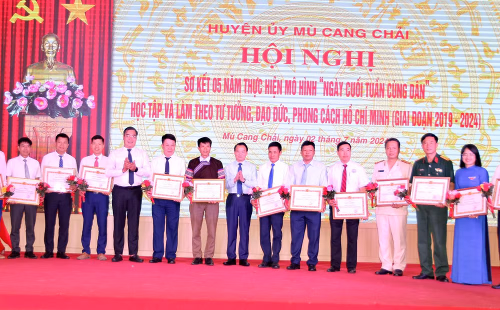 Các tập thể và cá nhân được khen thưởng tại hội nghị. (Ảnh: THANH SƠN)