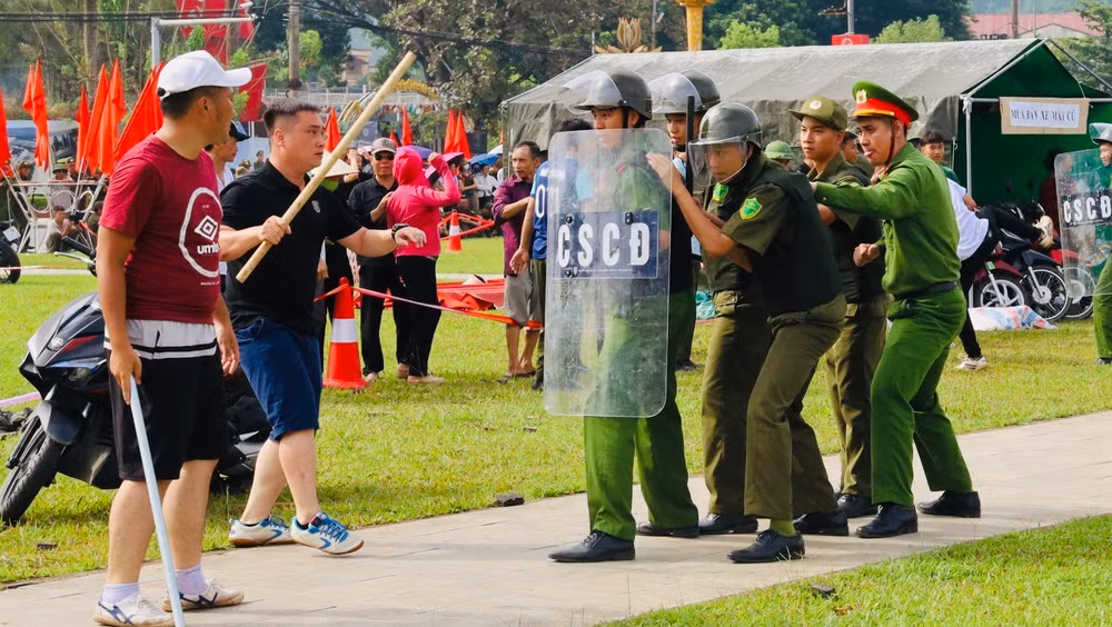 Diễn tập trấn áp tội phạm có vũ khí. (Ảnh: THANH SƠN) Diễn tập trấn áp tội phạm có vũ khí. (Ảnh: THANH SƠN)