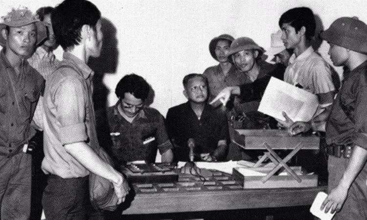 Tổng thống Việt Nam Cộng hòa Dương Văn Minh cùng nội các ra trước Đài Phát thanh Sài Gòn tuyên bố đầu hàng vô điều kiện, kết thúc chiến tranh Việt Nam, trưa 30/4/1975. (Ảnh: Tư liệu/TTXVN) Tổng thống Việt Nam Cộng hòa Dương Văn Minh cùng nội các ra trước Đài Phát thanh Sài Gòn tuyên bố đầu hàng vô điều kiện, kết thúc chiến tranh Việt Nam, trưa 30/4/1975. (Ảnh: Tư liệu/TTXVN)