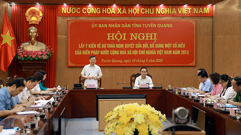 Đồng chí Nguyễn Văn Sơn, Chủ tịch Ủy ban nhân dân tỉnh Tuyên Quang phát biểu khai mạc hội nghị.