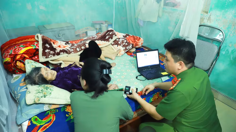 Cán bộ Công an Tuyên Quang đến tận nhà lấy mẫu đối với những mẹ liệt sĩ già yếu. Cán bộ Công an Tuyên Quang đến tận nhà lấy mẫu đối với những mẹ liệt sĩ già yếu.