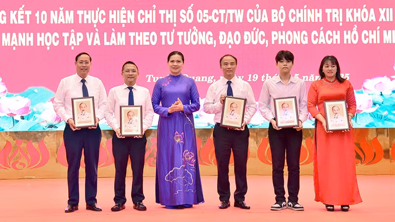Đồng chí Hà Thị Nga, Ủy viên Trung ương Đảng, Bí thư Tỉnh ủy Tuyên Quang trao quà cho các tập thể, cá nhân tiêu biểu.