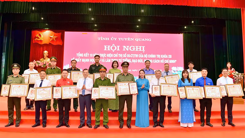 Lãnh đạo tỉnh Tuyên Quang trao bằng khen cho các tập thể, cá nhân tiêu biểu.