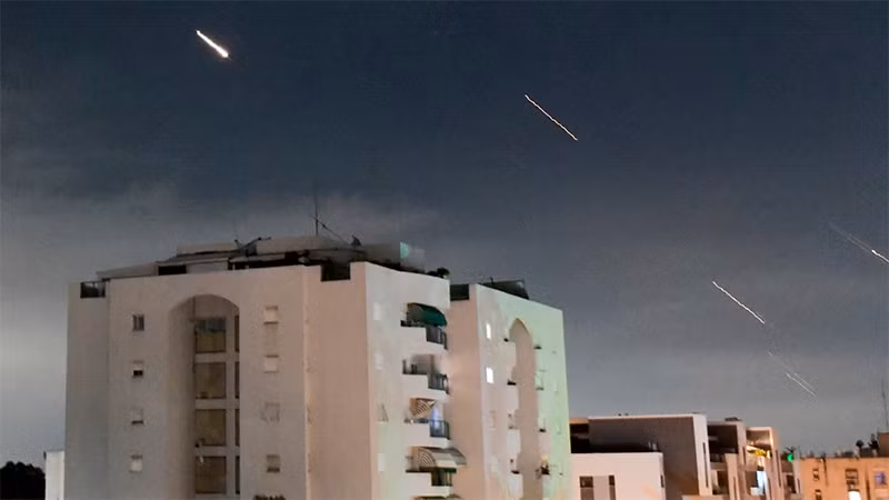 Hệ thống phòng không của Israel đánh chặn tên lửa được phóng từ Iran, ngày 14/4/2024. (Ảnh: Reuters)