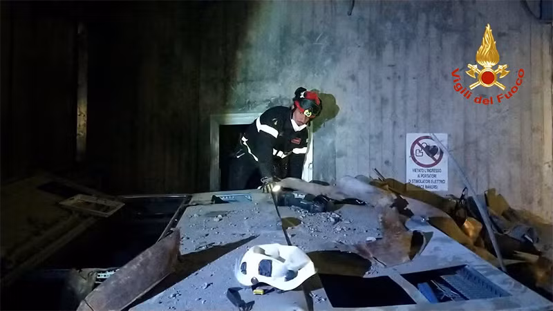 Lực lượng cứu nạn tìm kiếm các nạn nhân. (Ảnh: Reuters) Lực lượng cứu nạn tìm kiếm các nạn nhân. (Ảnh: Reuters)