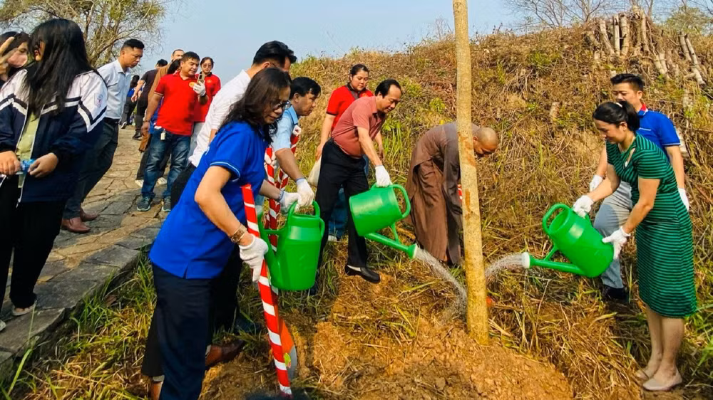 Đại diện các đơn vị trồng cây hoa ban tại di tích đồi A1. 