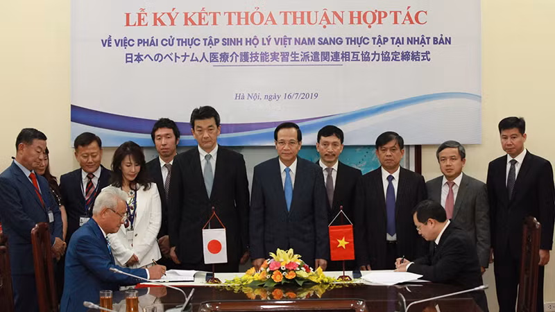 Ký Thỏa thuận hợp tác phái cử thực tập sinh hộ lý Việt Nam sang Nhật Bản giữa Trung tâm Lao động ngoài nước và Hiệp hội Chăm sóc y tế Osaka Nhật Bản, tháng 7/2019 (Ảnh: Molisa)