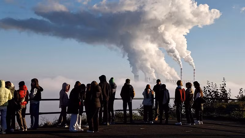Khói và hơi nước bốc lên từ nhà máy điện Belchatow ở Zlobnica, Ba Lan, ngày 20/10/2022. (Ảnh: Reuters)