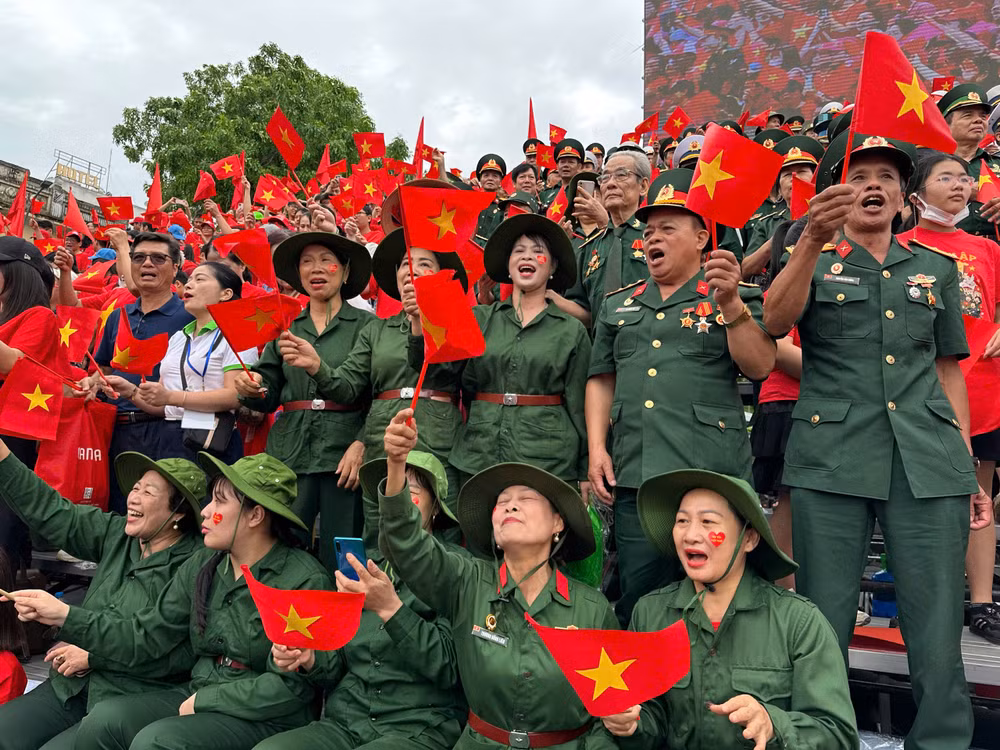 Ca khúc “Như có Bác Hồ trong ngày vui đại thắng” vang lên giữa quảng trường Nhà hát. Ca khúc “Như có Bác Hồ trong ngày vui đại thắng” vang lên giữa quảng trường Nhà hát.