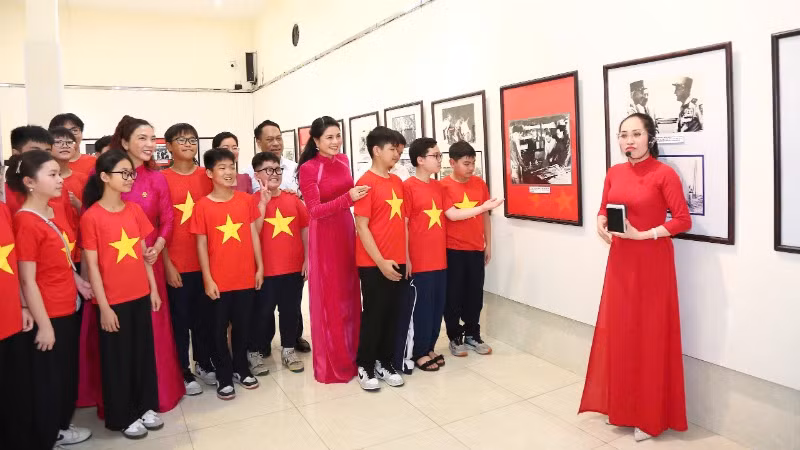 Quang cảnh triển lãm ảnh “Đất nước trọn niềm vui”.