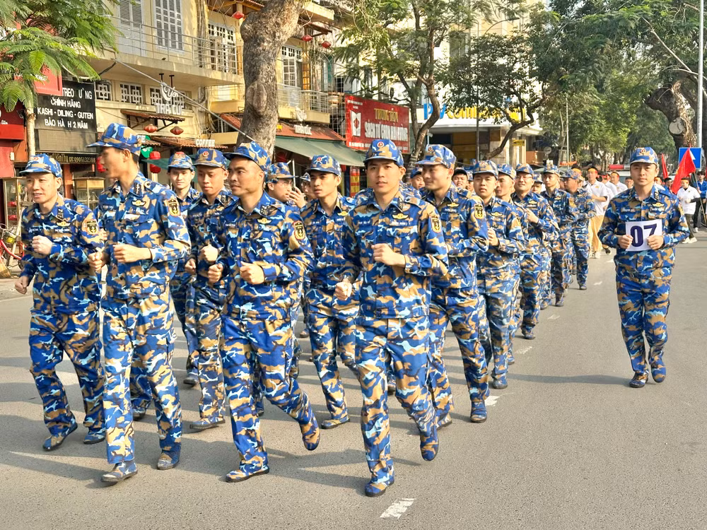 Lực lượng vũ trang tham gia chạy.