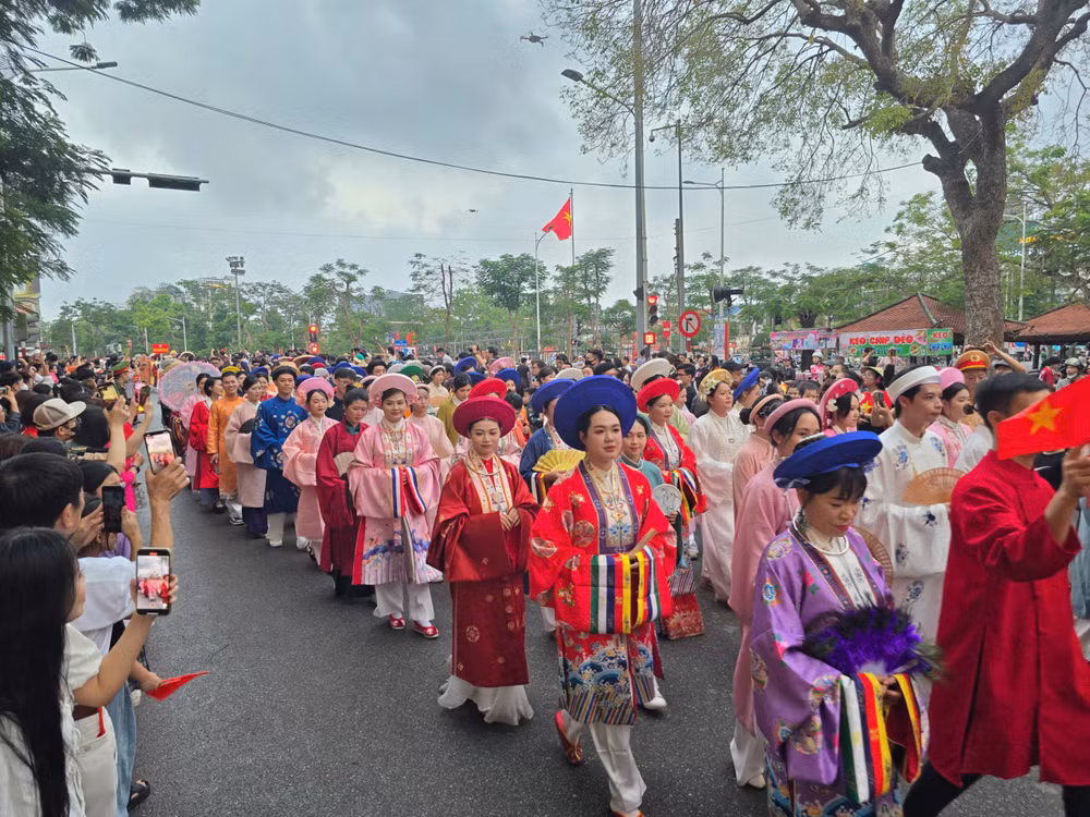 Khối Di sản Áo dài và Cổ phục Việt Nam tham gia diễu hành.
