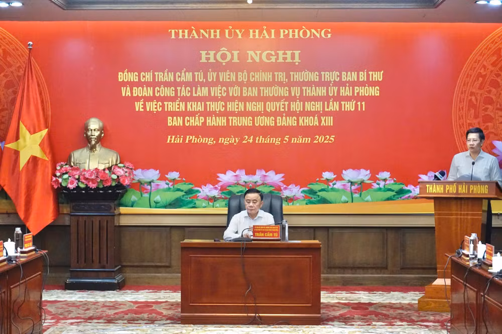 Đồng chí Trần Cẩm Tú nghe Thành ủy Hải Phòng báo cáo. Đồng chí Trần Cẩm Tú nghe Thành ủy Hải Phòng báo cáo.