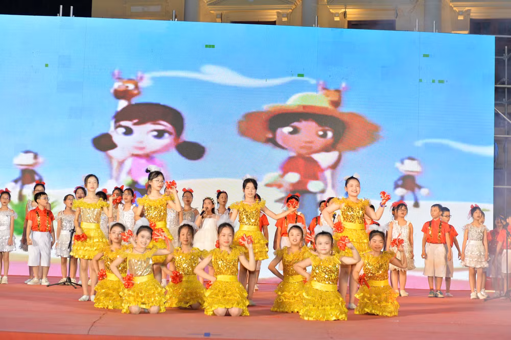 Các tiết mục vô cùng phong phú về thể loại, từ đơn ca, song ca, hợp ca, độc tấu nhạc cụ dân tộc và phương Tây. Các tiết mục vô cùng phong phú về thể loại, từ đơn ca, song ca, hợp ca, độc tấu nhạc cụ dân tộc và phương Tây.