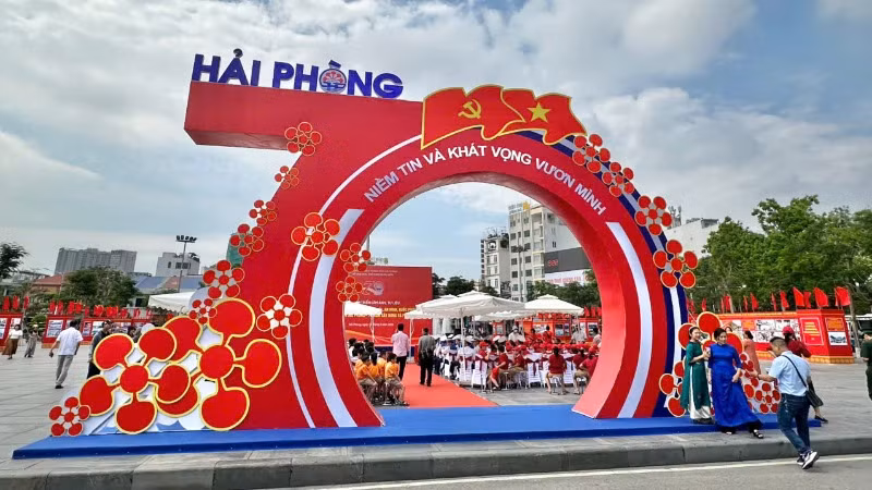 Triển lãm ảnh, tư liệu với chủ đề “Thành tựu kinh tế, văn hóa, xã hội, an ninh, quốc phòng của thành phố Hải Phòng - 70 năm xây dựng và phát triển”.