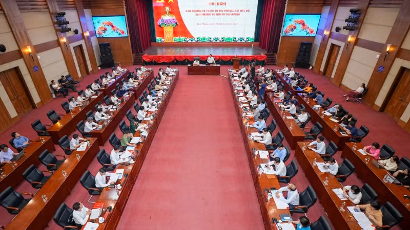 Quang cảnh cuộc làm việc Ban Thường vụ Thành ủy Hải Phòng với Ban Thường vụ Tỉnh ủy Hải Dương.