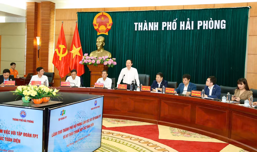 Đồng chí Lê Tiến Châu, Ủy viên Trung ương Đảng, Bí thư Thành ủy Hải Phòng phát biểu tại buổi làm việc. Đồng chí Lê Tiến Châu, Ủy viên Trung ương Đảng, Bí thư Thành ủy Hải Phòng phát biểu tại buổi làm việc.