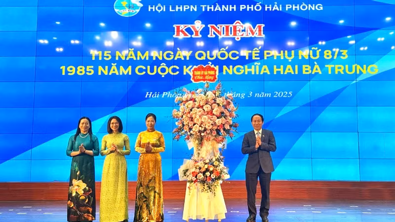Bí thư Thành ủy Hải Phòng tặng hoa Hội Liên hiệp Phụ nữ Hải Phòng.