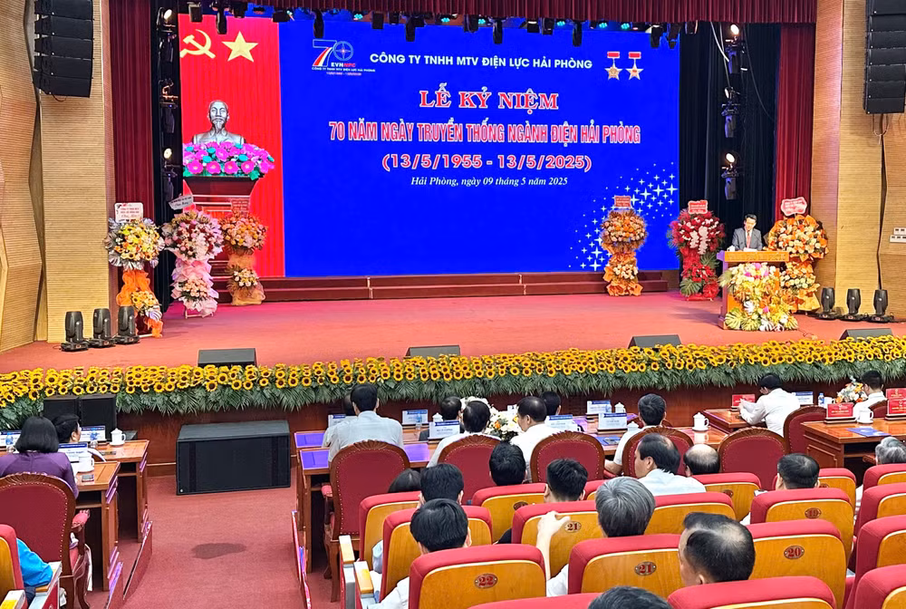 Quang cảnh lễ kỷ niệm. Quang cảnh lễ kỷ niệm.