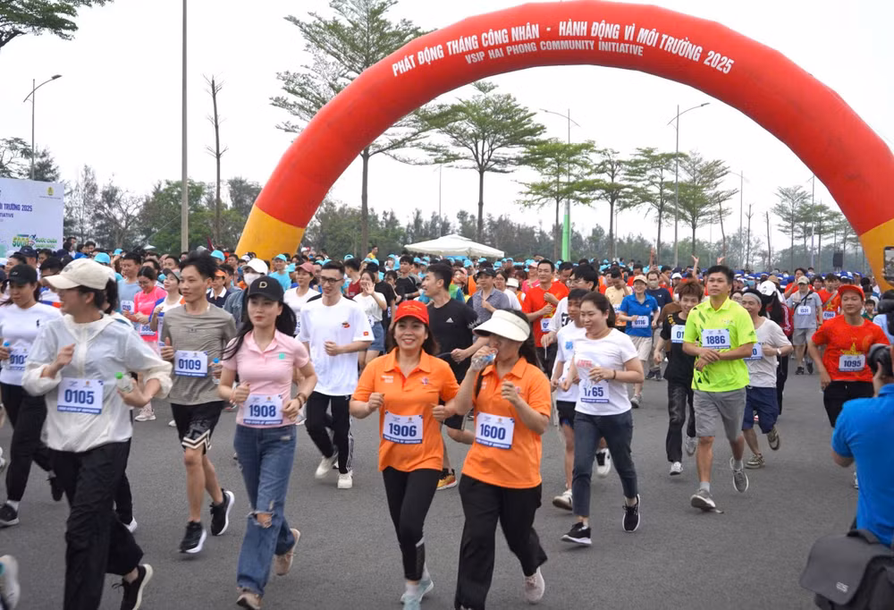 Người lao động Khu kinh tế Hải Phòng hào hứng tham gia các hoạt động tại lễ phát động Tháng Công nhân. Người lao động Khu kinh tế Hải Phòng hào hứng tham gia các hoạt động tại lễ phát động Tháng Công nhân.