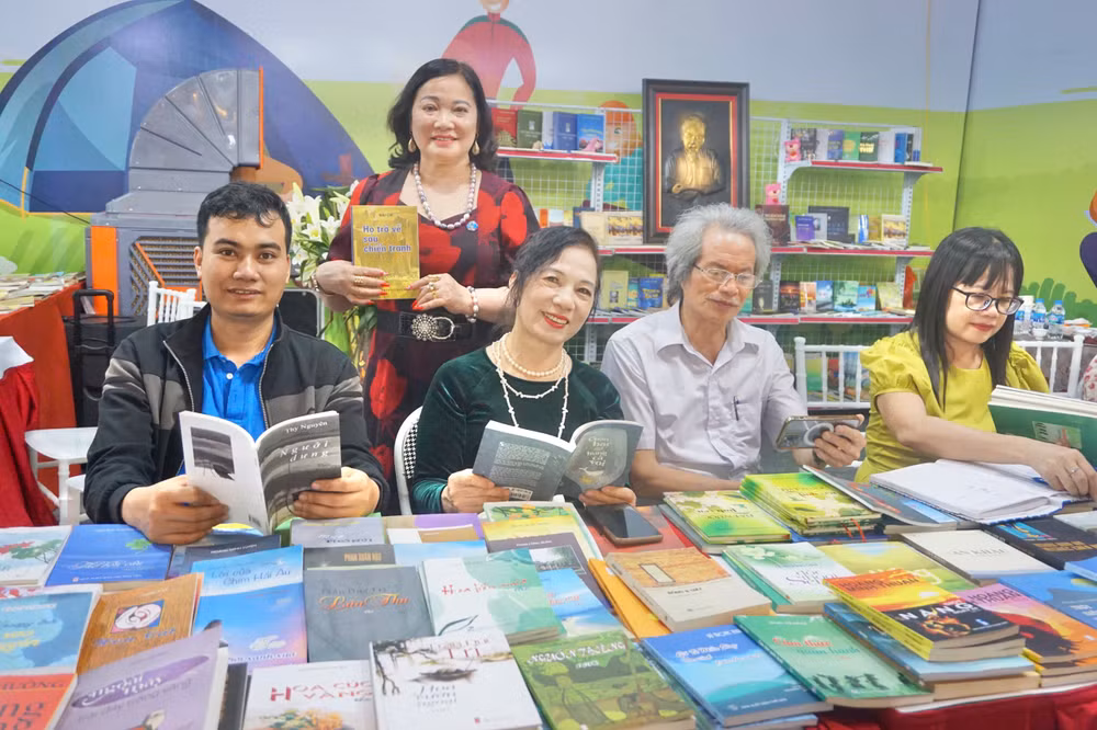 Các độc giả lớn tuổi thích thú không gian đặc sắc của Đường sách Hải Phòng. Các độc giả lớn tuổi thích thú không gian đặc sắc của Đường sách Hải Phòng.