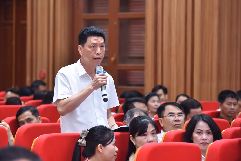 Cử tri thành phố Thủy Nguyên phát biểu ý kiến tại hội nghị.