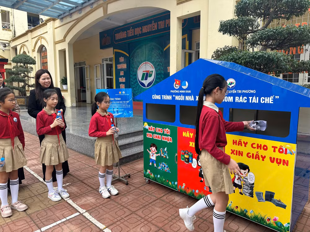 Các em học sinh tự tay bỏ rác đúng nơi quy định