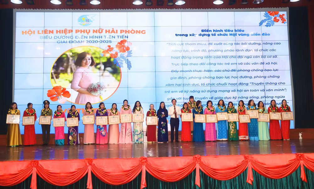 Biểu dương các điển hình tiên tiến phụ nữ Hải Phòng giai đoạn 2020-2025. Biểu dương các điển hình tiên tiến phụ nữ Hải Phòng giai đoạn 2020-2025.