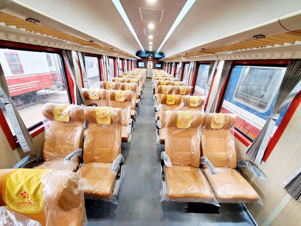 18 toa còn lại của đoàn tàu Hoa Phượng Đỏ được bố trí 56 ghế xoay linh hoạt. 18 toa còn lại của đoàn tàu Hoa Phượng Đỏ được bố trí 56 ghế xoay linh hoạt.