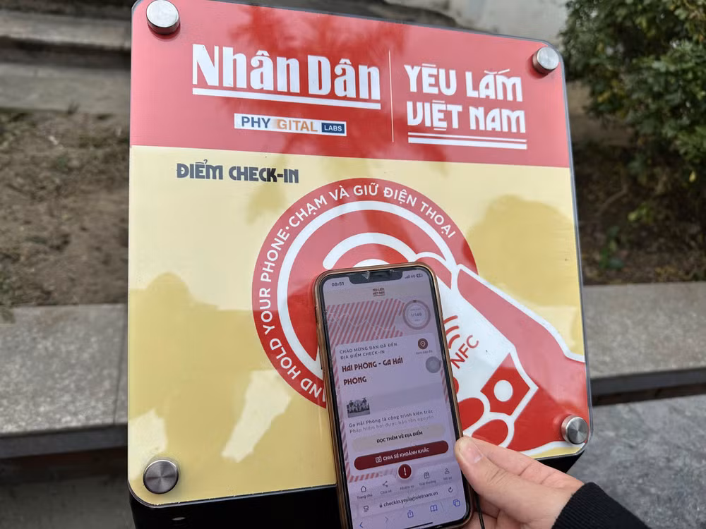 Bảng gắn chíp NFC (Near-Field Communications - công nghệ kết nối không dây).