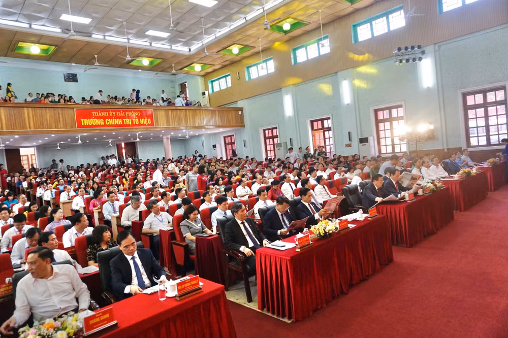 142 giảng viên tiêu biểu đến từ các tỉnh, thành phố và các trường chính trị.