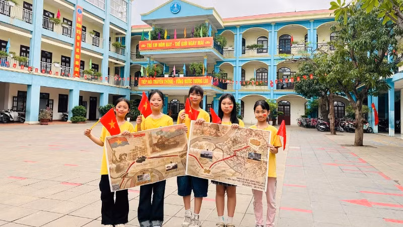 Các em học sinh Hải Phòng hào hứng với sự sinh động của Phụ san đặc biệt. 