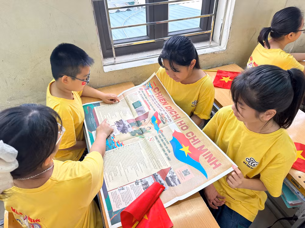 Nhiều em học sinh lần đầu tiên được tiếp cận với một ấn phẩm báo chí cách mạng đặc biệt.