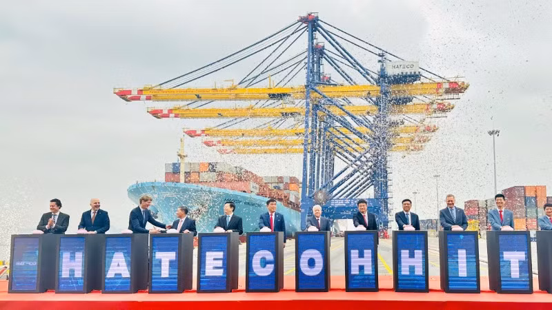 Lãnh đạo Trung ương và các đại biểu nhấn nút khánh thành Cảng Container quốc tế Hateco Hải Phòng.