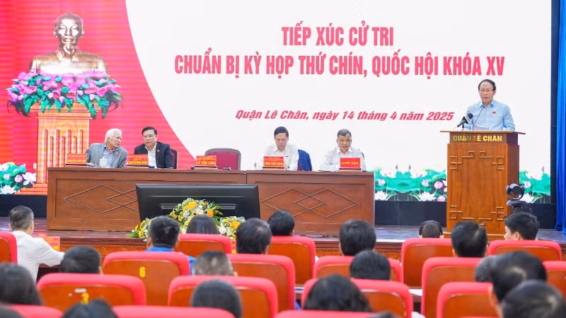 Đại biểu dự buổi tiếp xúc.